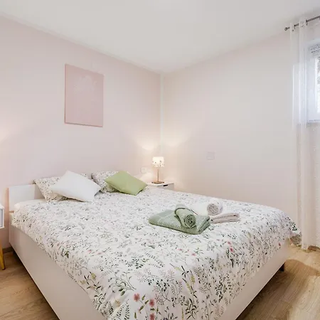 Apartma Vrtnica בובק